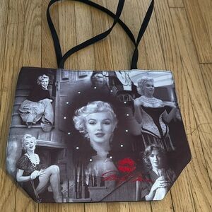 Nice like new purse ..measured at 10x7 very nice